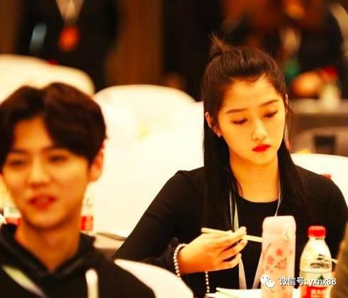 穿成娱乐圈小糊咖只想摆烂吃瓜,娱乐圈小糊咖的摆烂吃瓜日常  第3张