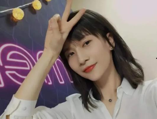 娱乐吃瓜酱视频开头捂脸的女生  第2张